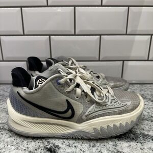 NIKE KYRIE LOW 4 GREY FOG-BLACK-SAPPHIRE BLUE SZ 6 Youth Cw3985-004 Live On Fore